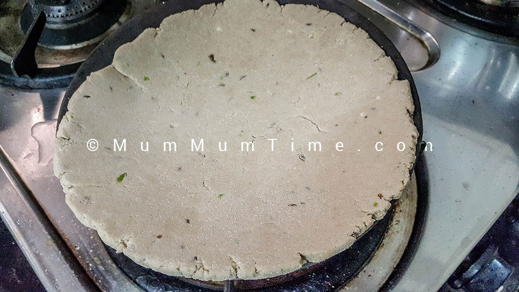 Cooking Rajgira Bhakri on Clay Pan (Tavdi)